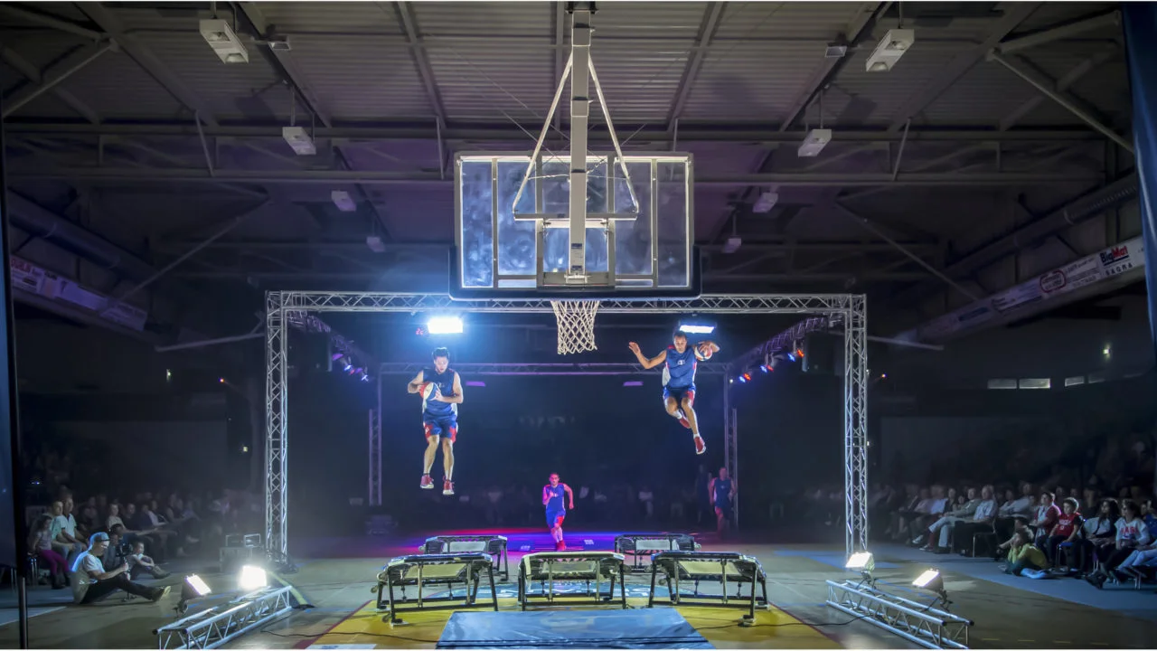 Groupe de 3 Crazys Dunkers sur des trampolines dans une salle de sport