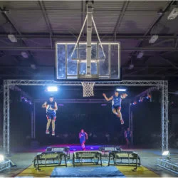 Groupe de 3 Crazys Dunkers sur des trampolines dans une salle de sport