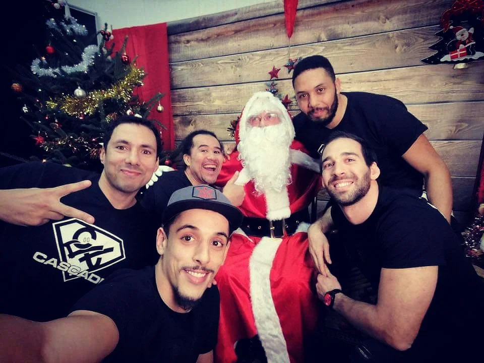 Groupe de cascadeurs avec le Père-Noël