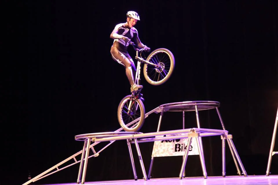 Acrobatie en vélo sur une structure métallique à Neuilly