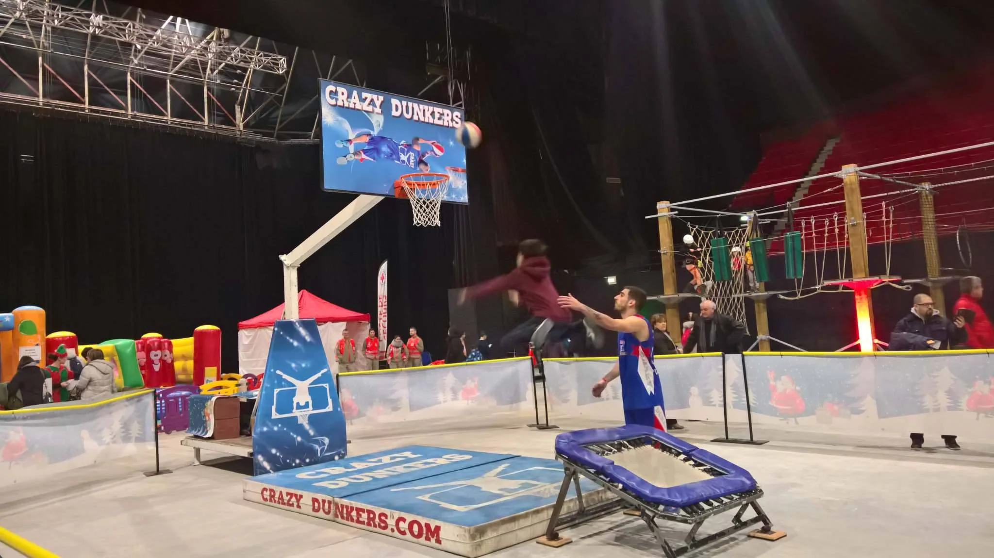 Un membre des Crazy Dunkers qui entraine un enfant au lancer de balon